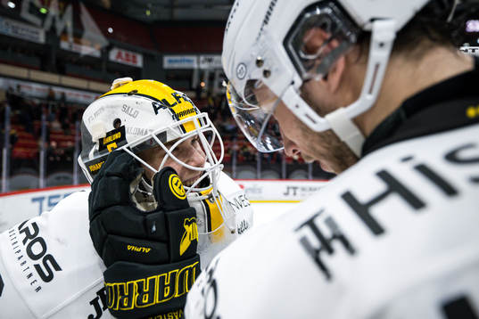 Västerås målvakt Niilo Halonen jublar