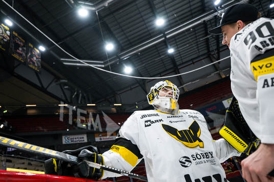 Västerås målvakt Niilo Halonen jublar