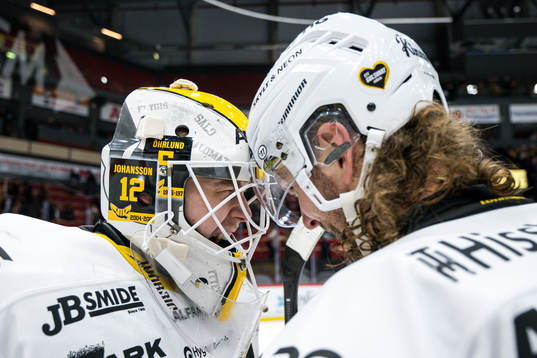 Västerås målvakt Niilo Halonen jublar