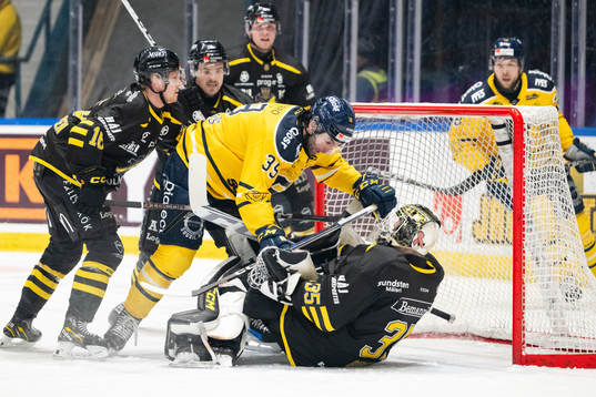 Södertäljes Stelio Mattheos kolliderar med AIKs  målvakt