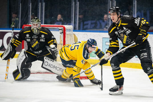 Södertäljes Sebastian Dyk oroar framför AIKs målvakt