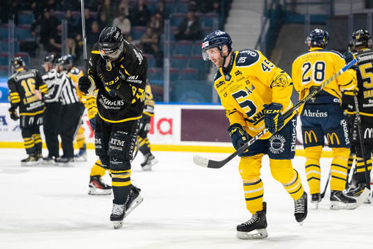 AIKs Daniel Muzito-Bagenda och Södertäljes Sebastian Dyk