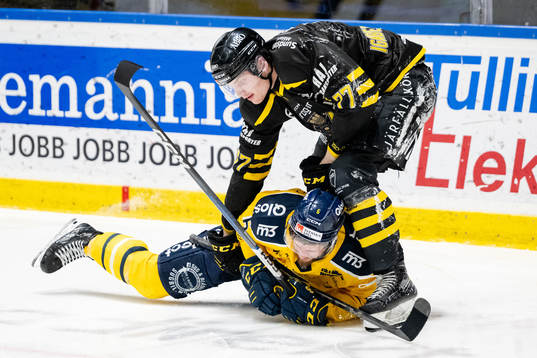 Södertäljes Olli Vainio och AIKs William Ignberg Nilsson