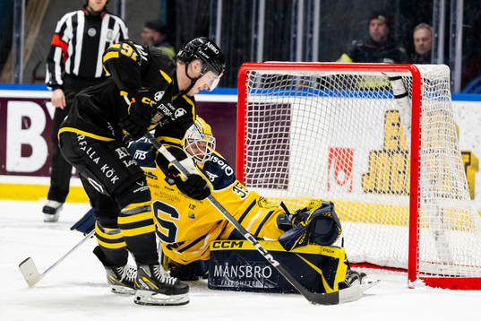 AIKs Zion Nybeck gör 4-0 bakom Södertäljes målvakt