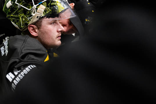 AIKs målvakt Antoine Bibeau har ont
