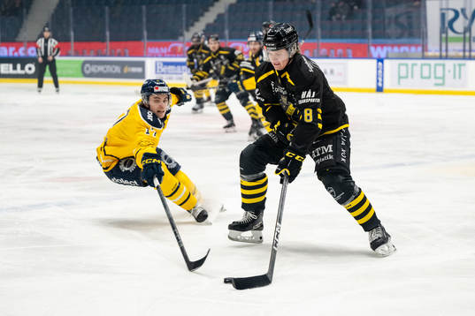 Södertäljes Elias Stenman och AIKs Tom Hedberg