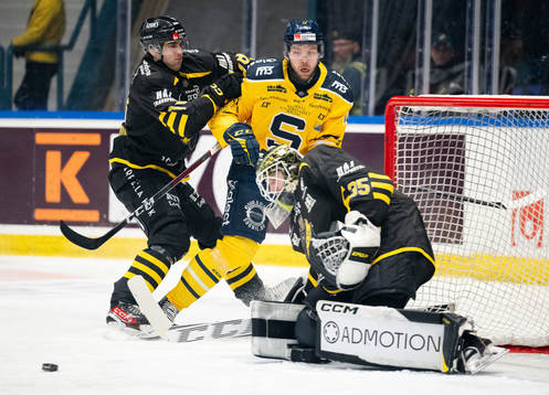 Södertäljes Emil Alba oroar framför AIKs Arvid Henrikson
