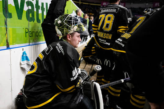 AIKs målvakt Antoine Bibeau har ont