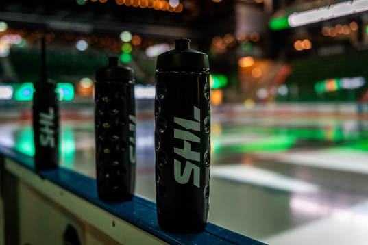 Vattenflaskor med SHL-logotype på