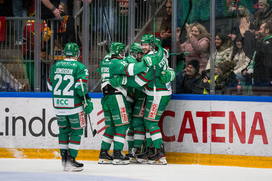 Rögles Michael Kapla jublar med lagkamrater