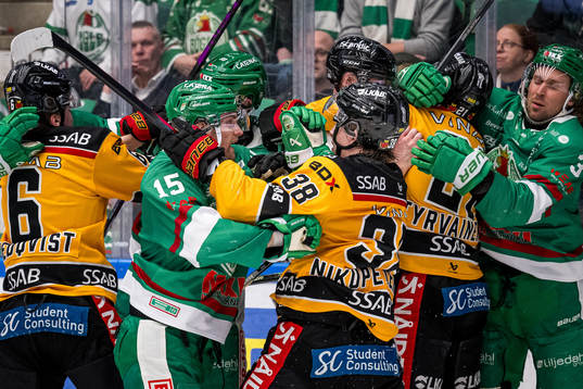 Rögles Simon Ryfors och Luleås Olli Nikupeteri