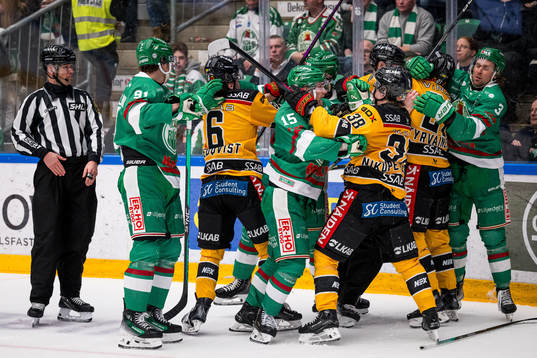 Rögles och Luleås spelare bråkar