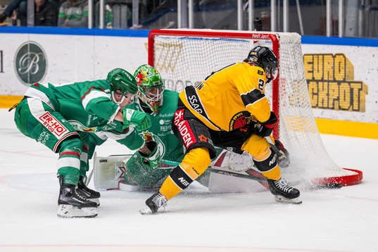 Luleås Brendan Shinnimin oroar framför Rögles målvakt