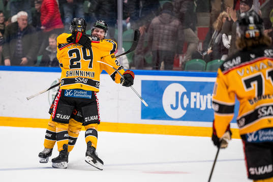 Luleås Jesper Sellgren och Brendan Shinnimin jublar