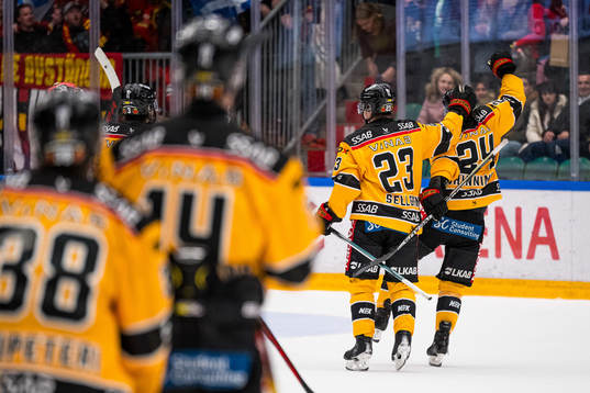 Luleås Jesper Sellgren och Brendan Shinnimin jublar