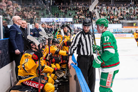 Rögles Simon Zether i en situation med Luleås spelarbänk