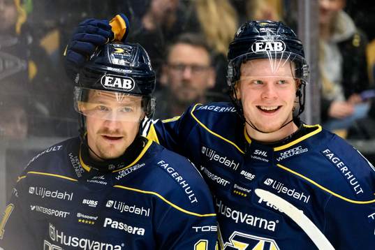 HV71s Simon Önerud och Åke Stakkestad jublar