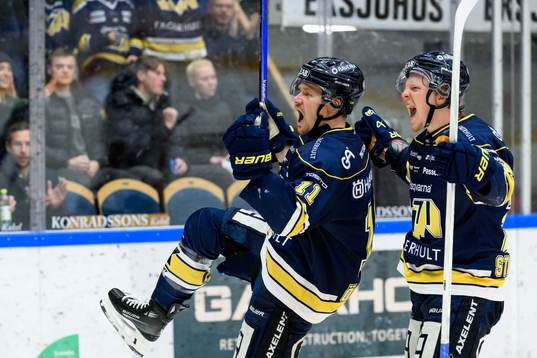 HV71s Simon Önerud och Åke Stakkestad jublar