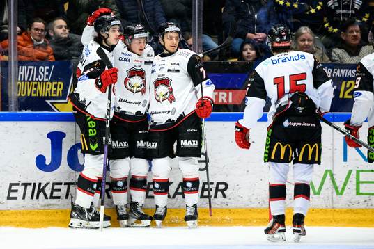 Malmö Redhawks Lauri Pajuniemi jublar med lagkamrater