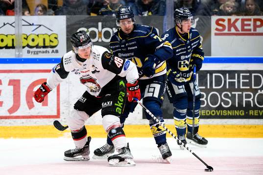 Malmö Redhawks Lauri Pajuniemi och HV71s Nicholas Shore