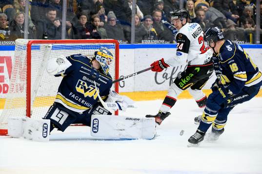 HV71s Frederik Dichow och Malmö Redhawks Anton Wahlberg