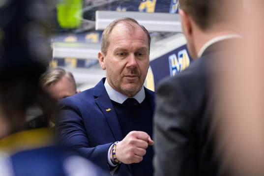 HV71s tränare Johan Lindbom jublar