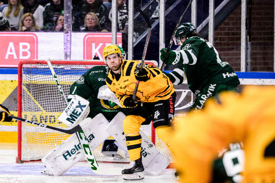 Skellefteås Oscar Lindberg styr in en puck som döms bort