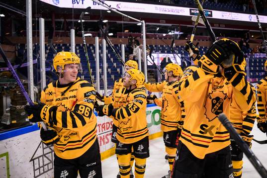 Skellefteås Rickard Hugg jublar med lagkamrater