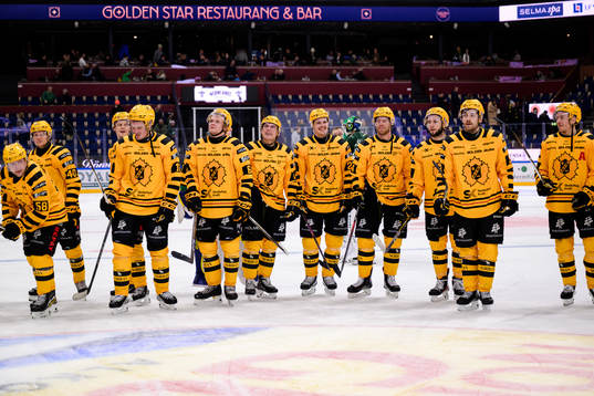 Skellefteås spelare jublar och tackar publiken