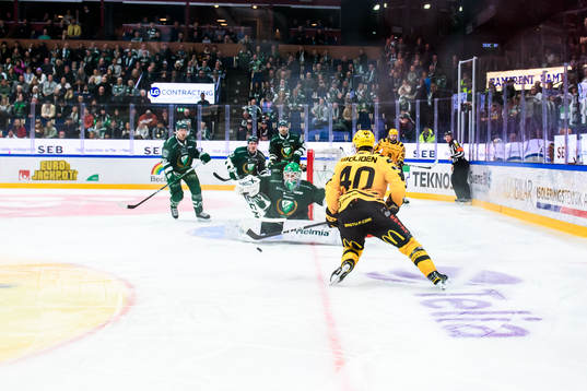 Färjestads målvakt Victor Brattström och Skellefteås