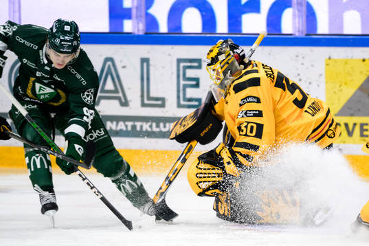 Färjestads Liam Öhgren och Skellefteås målvakt Gustaf