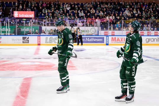 Färjestads Victor Ejdsell och Jeremy Salvas Groleau deppar