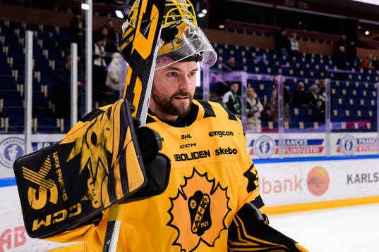Skellefteås målvakt Gustaf Lindvall jublar