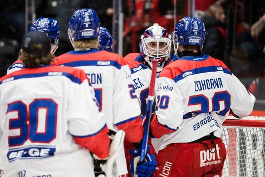 Oskarshamns spelare jublar hos målvakt Emil Kruse
