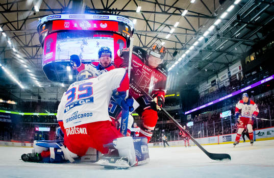 Oskarshamns målvakt Emil Kruse och Örebros Glenn