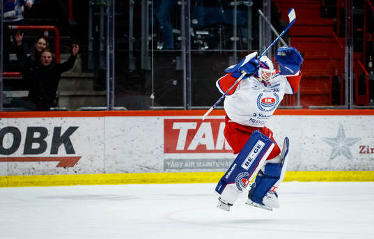 Oskarshamns målvakt Emil Kruse jublar