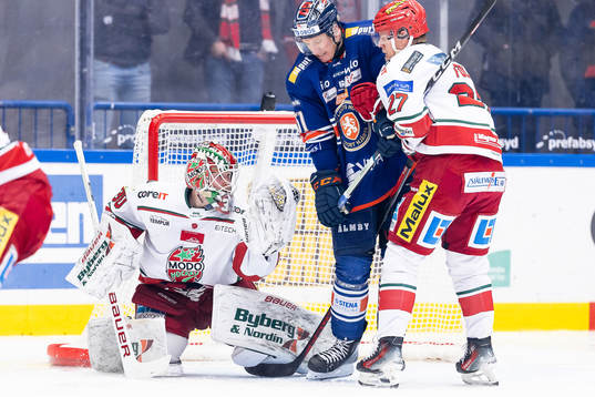 Växjös Emil Sylvegård mellan MoDos målvakt Lassi
