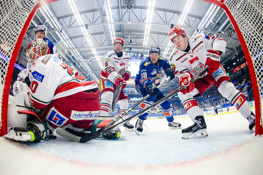 MoDos målvakt Lassi Lehtinen, Daniel Brickley och Theodor