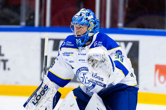 Leksands målvakt Filip Larsson på uppvärmningen