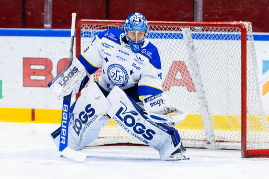 Leksands målvakt Filip Larsson på uppvärmningen