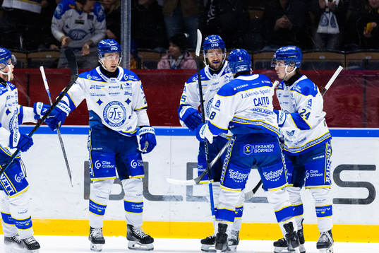 Leksands Max Veronneau jublar med lagkamrater