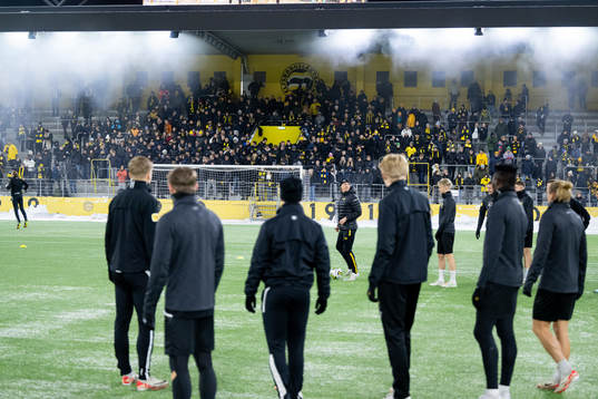 Supportrar på läktaren