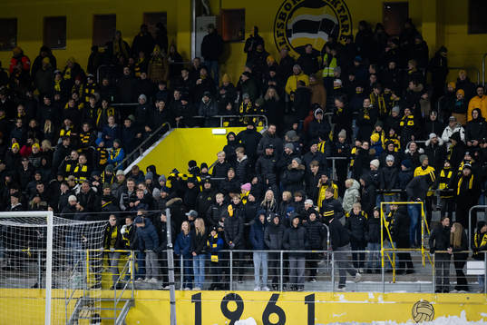 Supportrar på läktaren