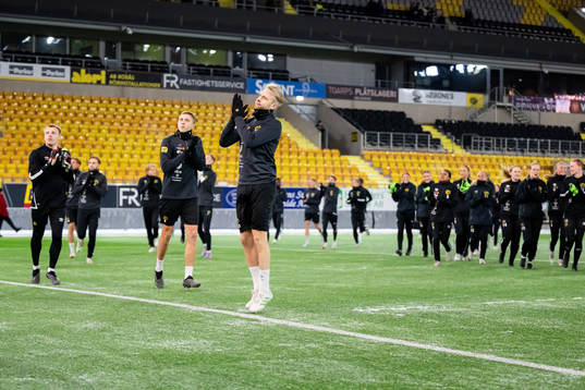 Spelarna applåderar tillresta supportrar innan en gemensam