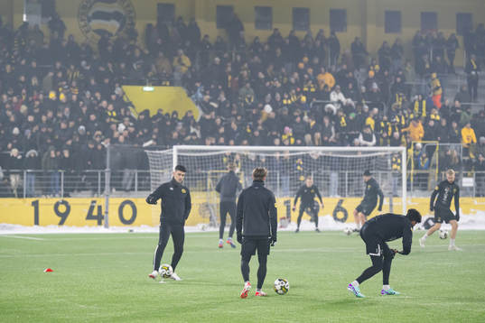 Supportrar på läktaren