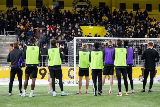 Spelarna tackar supportrarna