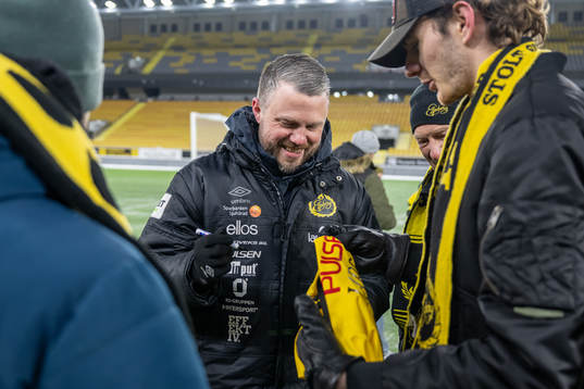 Manager Jimmy Thelin med supportrar