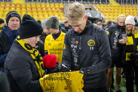 Johan Larsson med supportrar