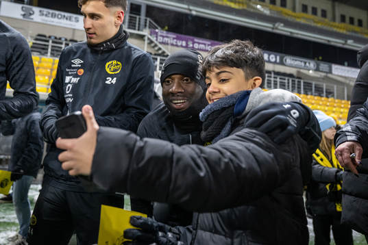 Spelarna minglar med supportrar