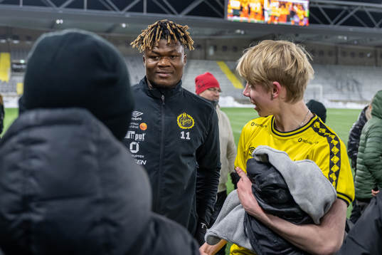 Terry Yegbe minglar med supportrar